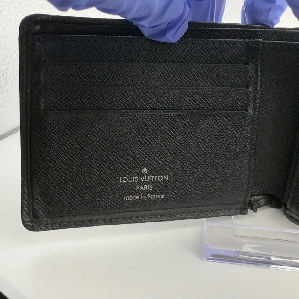 Louis Vuitton Black Taiga Leather Bifold Wallet | Men’s | Pre-Owned |